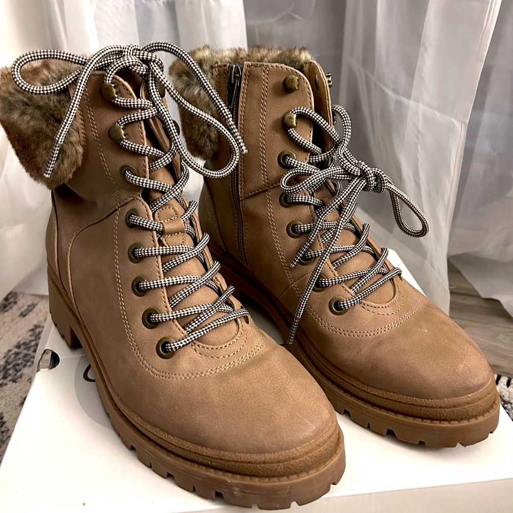 Lace up boots with fur trim size 9